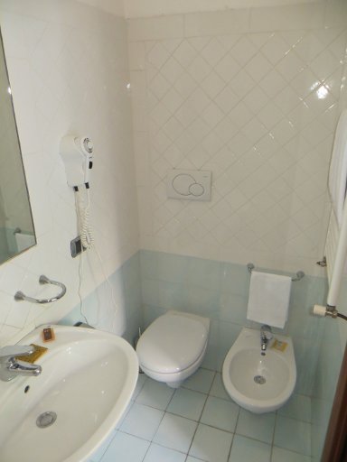 Nuovo Hotel del Porto, Italien, Bad mit Waschbecken, WC und WD
