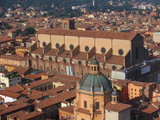 Bologna, Italien, Ansicht auf die  Basilika San Petronio vom Asinelli Turm