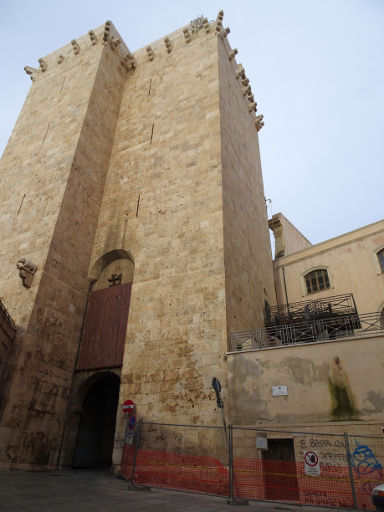 Cagliari, Italien, Torre dell’Elefante an der Via Universita
