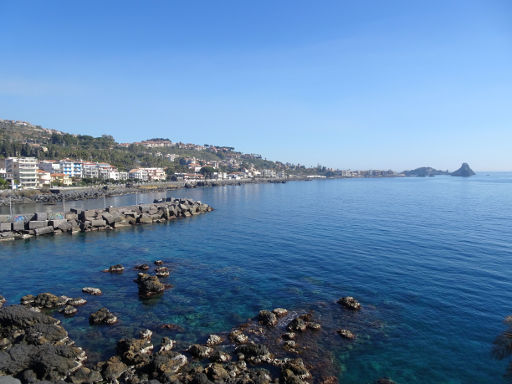 Mietwagen Rundreise, Catania, Italien, Aci Castello, steinige Bucht