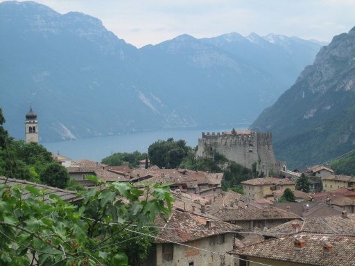 Gardasee Mietwagen Rundreise, Italien, Blick auf Tenno und der Burg