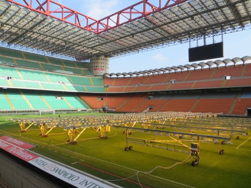San Siro Stadion, Mailand, Italien, Fußballfeld mit Rasenbeleuchtung