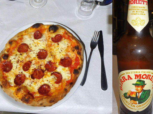 Palermo, Italien, Trattoria Il Proverbio mit Pizza und Bier