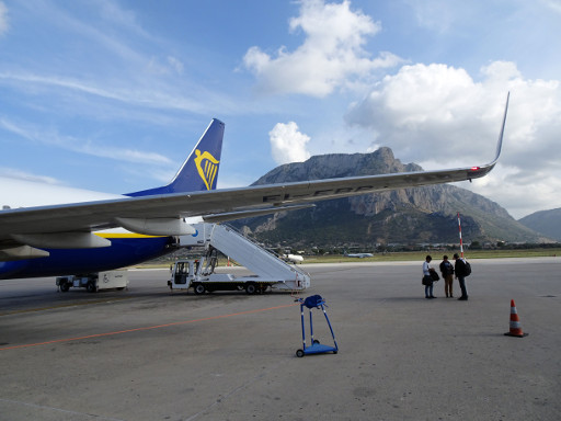 Flughafen Palermo, PMO, Italien, Ryanair Boeing 737 auf einer Außenposition im Oktober 2019