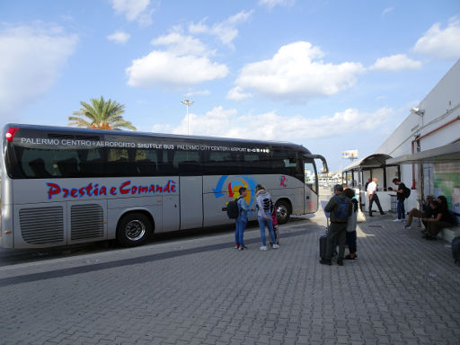 Flughafen Palermo, PMO, Italien, Prestia e Comande Bus neben dem Terminalgebäude