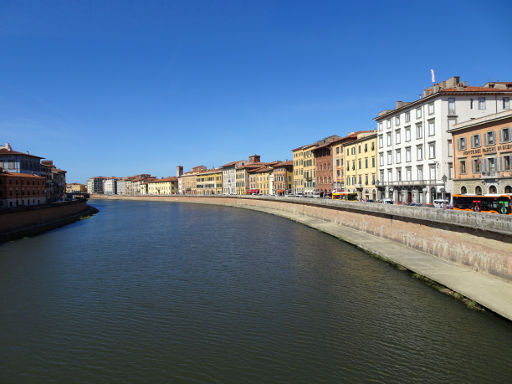 Pisa, Italien, Häuserzeile am Fluss Arno