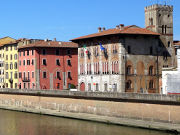 Pisa, Italien, Häuserzeile am Fluss Arno