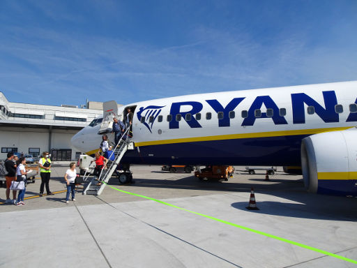 Flughafen Pisa, PSA, Italien, Ryanair Boeing 737 auf einer Außenposition im September 2018
