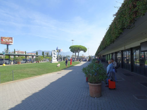 Flughafen Pisa, PSA, Italien, Terminal Außenansicht