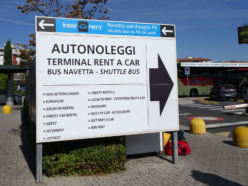 Flughafen Pisa, PSA, Italien, Shuttle Bus zum Mietwagen Zentrum