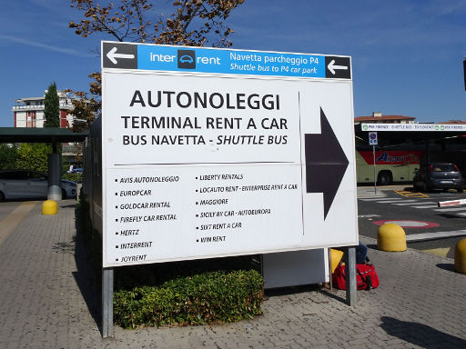 Flughafen Pisa, Mietwagenzentrum, Italien, Hinweisschild Shuttle Bus zum Mietwagenzentrum