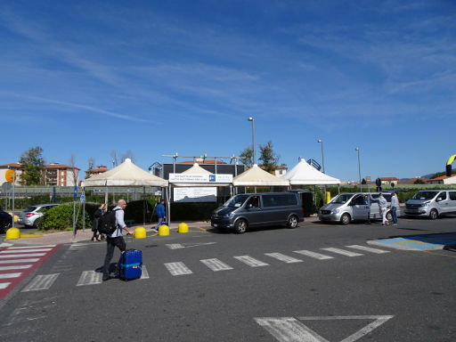 Flughafen Pisa, Mietwagenzentrum, Italien, Shuttle Bus Haltestelle am Flughafen