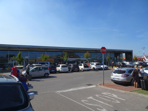 Flughafen Pisa, Mietwagenzentrum, Italien, Mietwagenzentrum