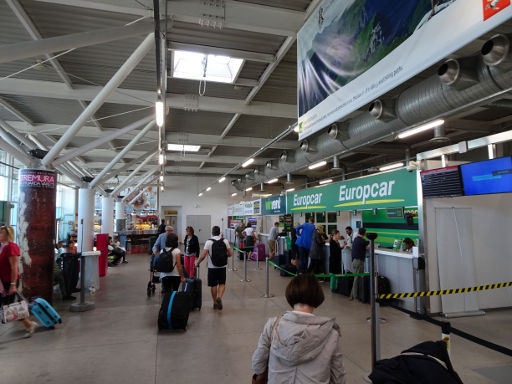 Flughafen Pisa, Mietwagenzentrum, Italien, Schalter Autovermieter wie Europcar oder Win Rent