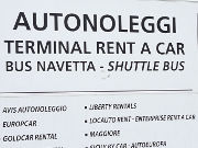 Flughafen Pisa, Mietwagenzentrum, Italien, Hinweisschild Shuttle Bus zum Mietwagenzentrum