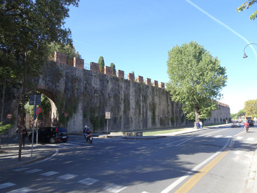 Turm, Kathedrale und Taufkirche, Pisa, Italien, Außenansicht der Mauer um den Komplex