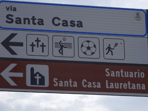 Santuario della Santa Casa Lauretana, Tresivio, Italien, Schild im Ort zum Parkplatz