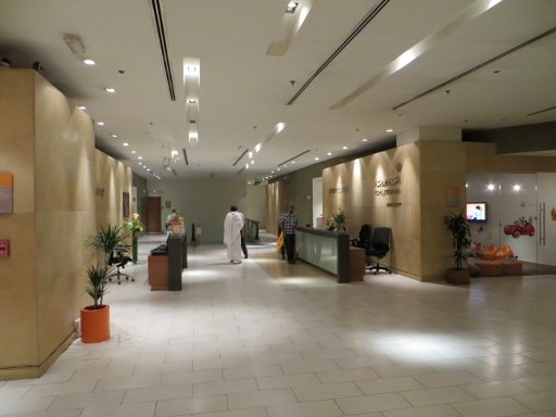 Queen Alia International Airport, Royal Jordanian Crown Lounge, Eingang im Hintergrund die Rolltreppen und rechts die Kinderspielecke