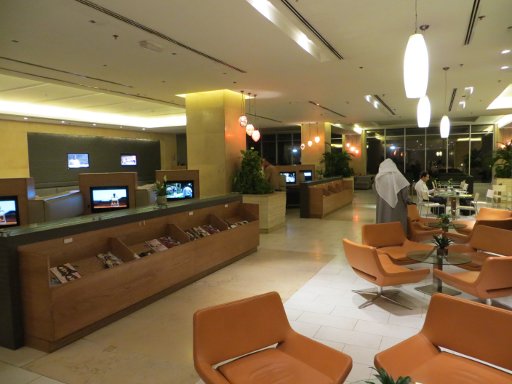 Queen Alia International Airport, Royal Jordanian Crown Lounge, Fernseher, Zeitschriften und Sitzgelegenheiten