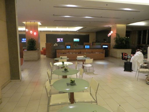 Queen Alia International Airport, Royal Jordanian Crown Lounge, Tische und Stühle beim Buffet
