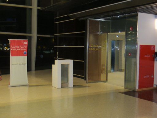 Queen Alia International Airport, Royal Jordanian Crown Lounge 2013, Eingang und im Hintergrund der Fahrstuhl