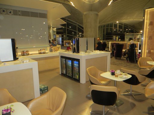 Queen Alia International Airport, Royal Jordanian Crown Lounge 2013, Tische und Stühle beim Buffet