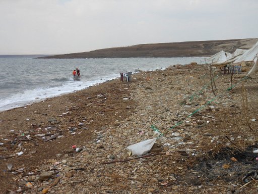 Rundreise Mietwagen, Jordanien, totes Meer im Norden mit vermüllten Steinstrand