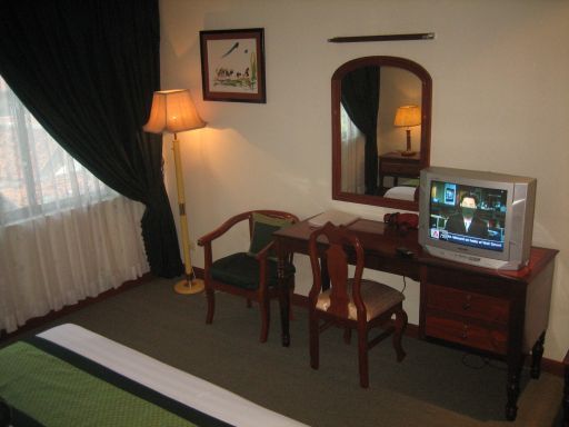 Angkoriana Hotel, Siem Reap, Kambodscha, Standard Zimmer mit Tisch, Fernseher, Spiegel und Stehleuchte