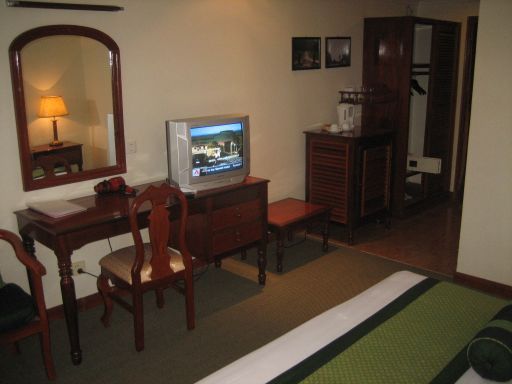 Angkoriana Hotel, Siem Reap, Kambodscha, Standard Zimmer mit Kofferablage, Minibar, Wasserkocher, Schrank mit Mini safe und Eingang