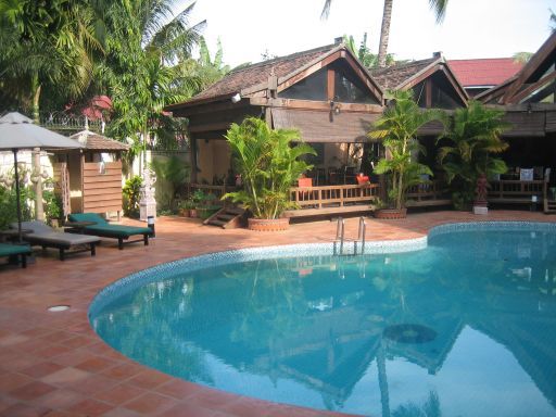 Angkoriana Hotel, Siem Reap, Kambodscha, Schwimmbecken im Hintergrund Restaurant / Frühstücksbereich