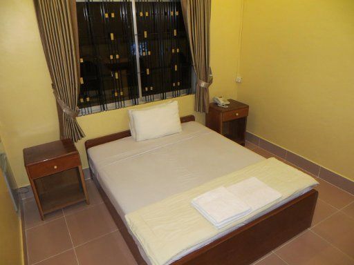 Indochine 2 Hotel, Phnom Penh, Kambodscha, Zimmer 406 mit Doppelbett, Fenster, Nachttischen, Wandeinbauschrank und kleinem Kühlschrank