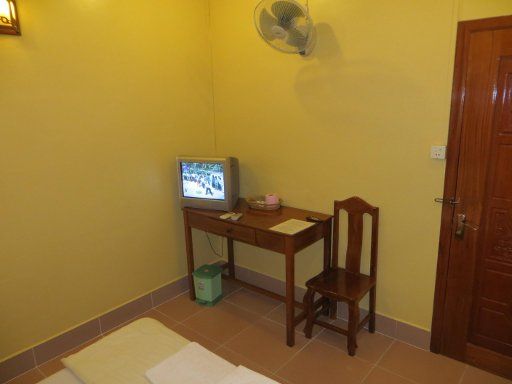 Indochine 2 Hotel, Phnom Penh, Kambodscha, Zimmer 406 mit Fernseher, Schreibtisch, Stuhl, Ventilator und Tür zum Flur
