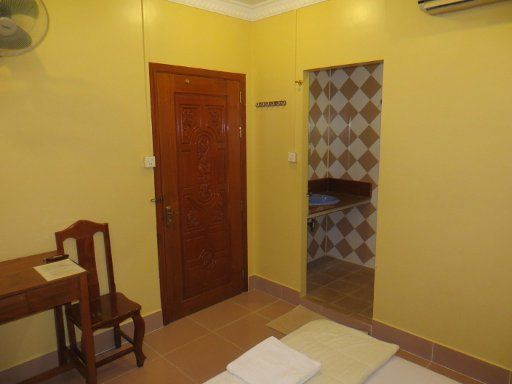 Indochine 2 Hotel, Phnom Penh, Kambodscha, Zimmer 406 mit Klimaanlage und Tür zum Badezimmer