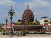 Kampot, Kambodscha, Durian Frucht in der Mitte vom Kreisverkehr