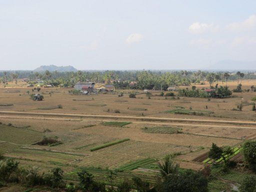 Kampot, Kambodscha, Captain Chim’s Grand Kampot Tour, Ausblick auf die Landschaft vom oberen Höhleneingang