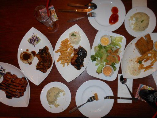 Phnom Penh, Kambodscha, Restaurants, BBQ Chicken® Family Menu 18,50 US Dollar