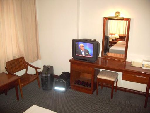 Princess Hotel, Phnom Penh, Kambodscha, Cambodia, Standard Zimmer mit Fernseher, Tisch, Stühle, Spiegel, Schreibtisch