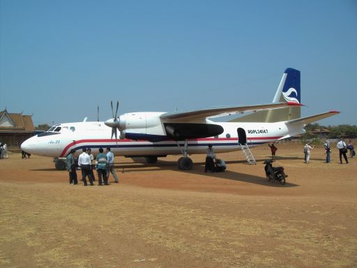 Rattanakiri, Kambodscha, President Airlines auf dem Flugfeld von Rattanakiri