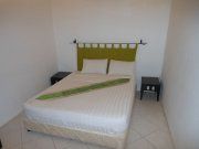 Sary’s Guesthouse, Phnom Penh, Kambodscha, Zimmer Friday mit Queen Size Bett und Nachttischen