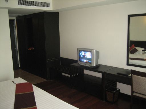 Tara Angkor Hotel, Siem Reap, Kambodscha, Standard Zimmer mit Kofferablage, Tisch, Fernseher, Kühlschrank und Wandschrank