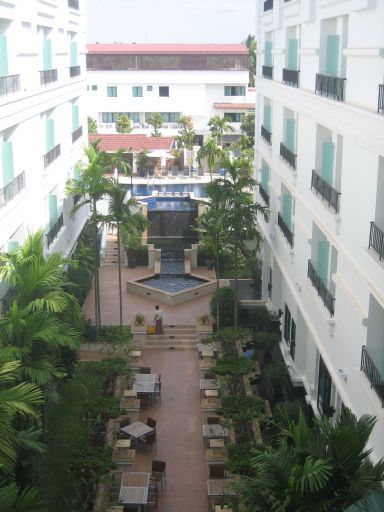 Tara Angkor Hotel, Siem Reap, Kambodscha, Blick in den Innhof, im Hintergrund ist das Schwimmbecken zu sehen