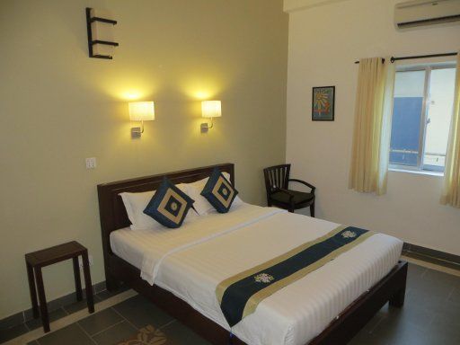 The Columns, Kampot, Kambodscha, Zimmer 7 mit Doppelbett, Nachttisch, Stuhl und Fenster