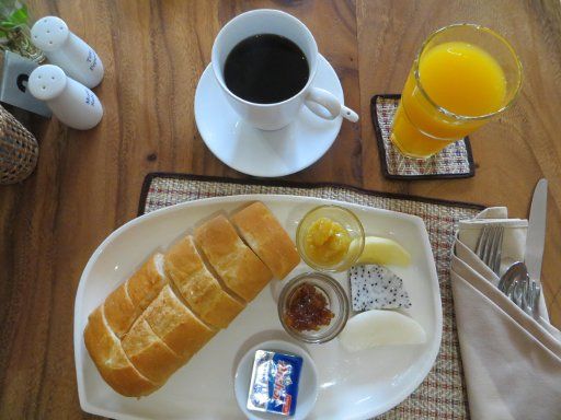 The Columns, Kampot, Kambodscha, Frühstück mit Kaffee, Orangensaft, Baguette, Marmelade, Butter und Obst