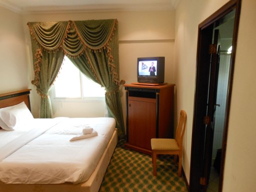 Crystal Palace Hotel, Doha, Katar, Zimmer 402 mit Doppelbett, Fenster, Fernseher und Kühlschrank