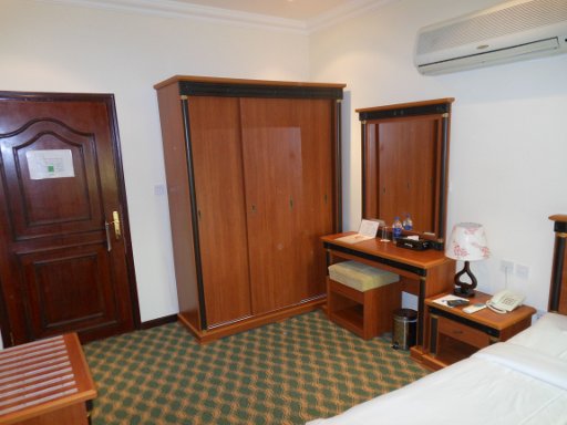 Crystal Palace Hotel, Doha, Katar, Zimmer 402 mit Eingangstür, Schrank, Schreibtisch und Kofferablage