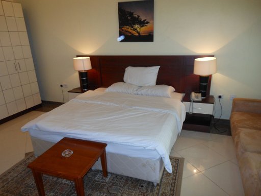 Le Mirage Sharq, Doha, Katar, Zimmer 202 mit Doppelbett, Schrank und Sofa