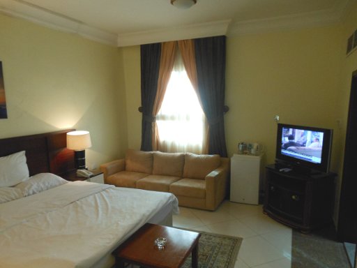 Le Mirage Sharq, Doha, Katar, Zimmer 202 mit Fernseher, Kühlschrank, Wasserkocher, Sofa, Fenster
