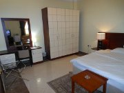 Le Mirage Sharq, Doha, Katar, Zimmer 202 mit Doppelbett, Kofferablage, Schreibtisch und Schrank