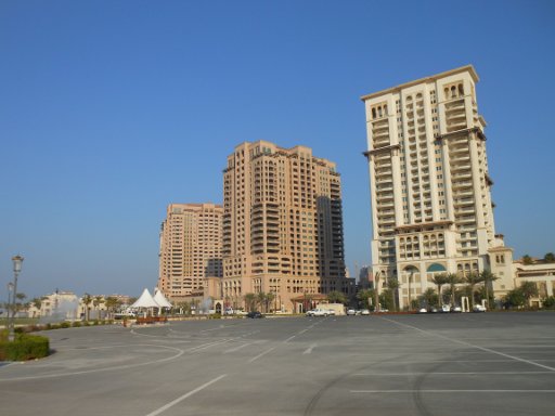 The Pearl, Doha, Katar, Apartmenthäuser und Parkplätze