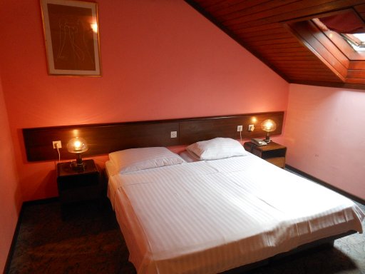 Hotel Opatija, Opatija, Kroatien, Zimmer 334 mit zwei zusammengestellten Einzelbetten, Nachtischlampen und Fenster in der Dachschräge